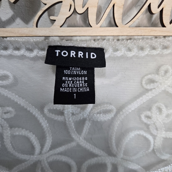 Torrid Sheer Lace Sleeveless Top- Size 1 - Picture 3 of 6